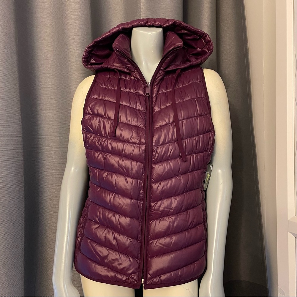 NWT super cute Old Navy thin puffer vest with hood in Blackberry colour. Size S